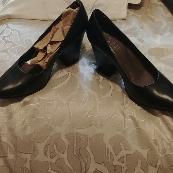 Aerosoles leather 2 1/2 inch heels with heel rest. - Picture 2 of 5